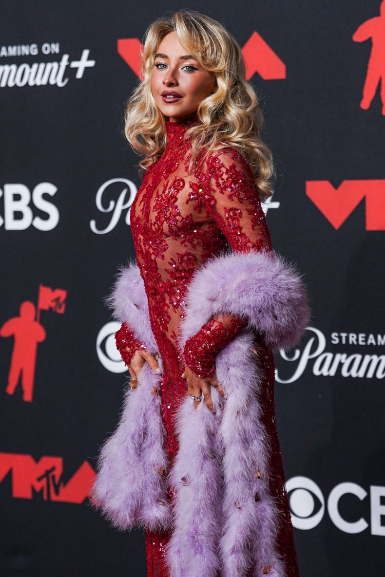 La cantante, compositora y actriz estadounidense Sabrina Carpenter llegó a los Premios MTV vestida por Valentino y se fue con el premio a Mejor artista pop y a Mejor álbum por Short N’ Sweet.  