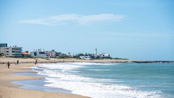 La Balconada es una de las playas más concurridas de Rocha, donde se dice que nació la tradición de aplaudir la puesta de sol.  Fotos: Mauricio Rodríguez.