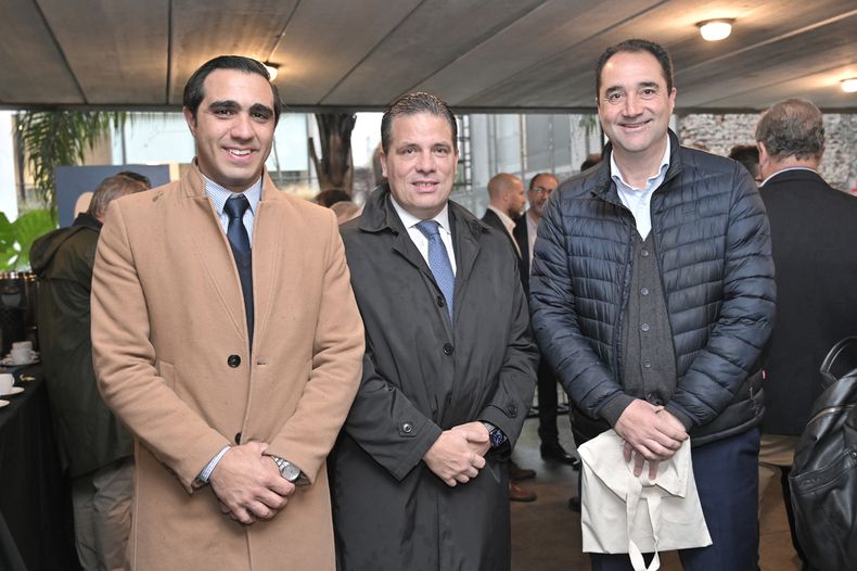 Subsecretario de Salud Pública Jose Luis Satdjian, presidente del BROU Salvador Ferrer y senador Amin Niffouri