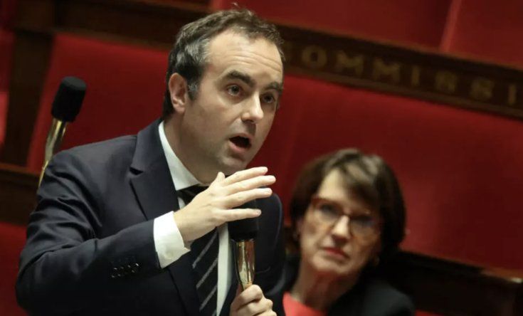 El primer ministro francés, Sébastien Lecornu, interviene durante los debates sobre dos mociones de censura relativas al acuerdo UE-Mercosur en la Asamblea Nacional de París, el 14 de enero de 2026.