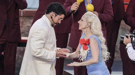 Bad Bunny (izq.) y Lady Gaga se presentan durante el espectáculo de medio tiempo del Super Bowl LX de Apple Music en el Levis Stadium de Santa Clara, California, el 8 de febrero de 2026.