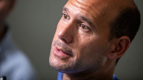 Martín Lema durante una recorrida en el barrio Bella Vista, en Montevideo