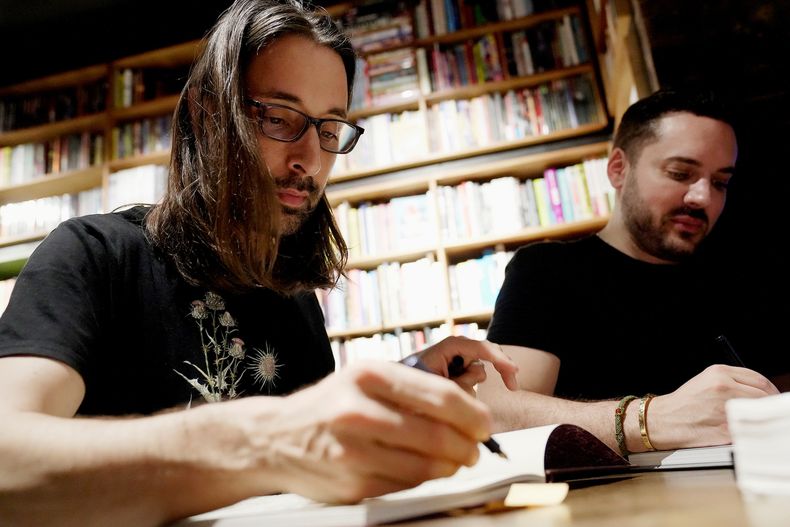 Sébastian Perez y Benjamin Lacombe en la firma de libros