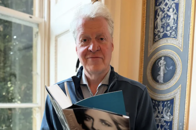 Charles Spencer con su libro sobre Lady Di.