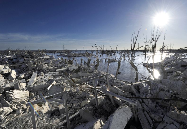 Después de la sudestada del 10 de noviembre de 1985, Villa Epecuén, en la provincia de Buenos Aires, quedó completamente tapada por el lago durante dos décadas. Foto: AFP