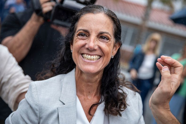 El ministerio que comanda Azucena Arbeleche volvió a realizar una operación internacional de gestión de deuda. Foto: Mauricio Zina, adhocFOTOS