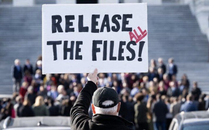 Un manifestante sostiene un cartel relacionado con la publicación de los archivos del caso Jeffrey Epstein frente al Capitolio de Estados Unidos.