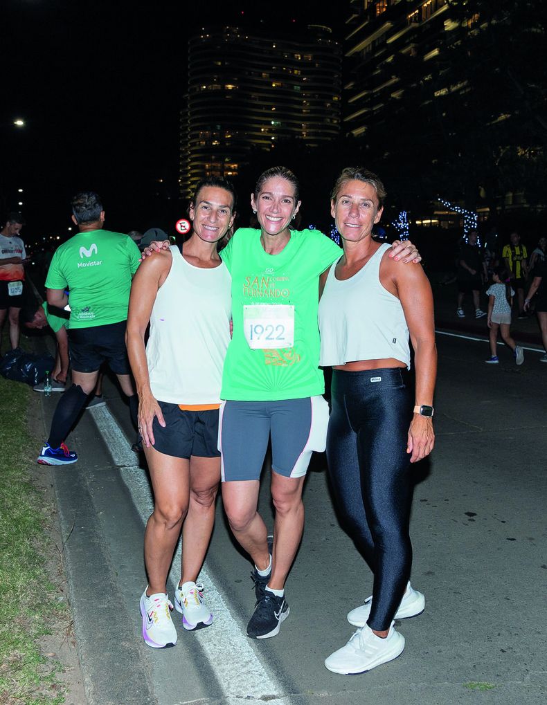 Daniela y Carla Bracchi rodean a Candice Guimarães