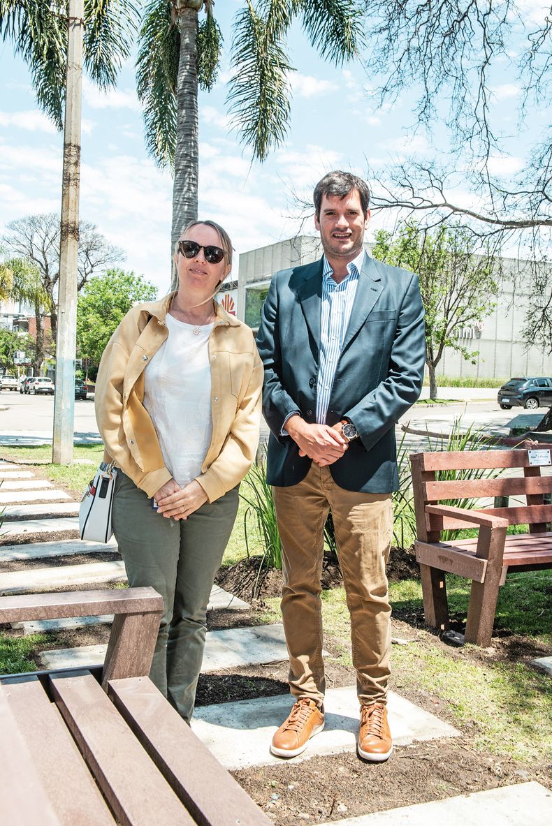Directora de Espacios Públicos de la IM Natalia Castro con Marcelo Rojas Panelo, director de Legales y Asuntos Corporativos de Alsea Sudamérica