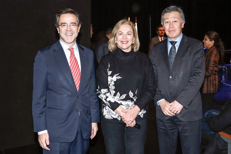 Embajadores de España Javier Salido Ortiz, de Ecuador Isabel Wagner y de Japón Kenichi Okada.