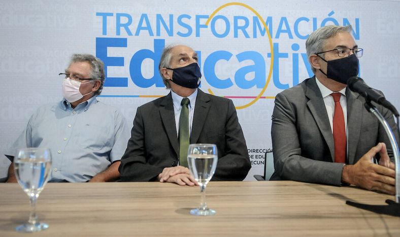 Julián Mazzoni, Juan Gabito Zóboli y Robert Silva durante un acto en la sede de ANEP en Montevideo. Foto: Javier Calvelo / adhocFOTOS