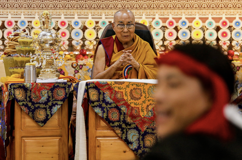 El líder espiritual tibetano, el Dalai Lama, observa cómo las ofrendas de los seguidores budistas se colocan sobre una mesa durante la ceremonia de la Oración de Larga Vida en el Templo Principal Tibetano en McLeod Ganj, cerca de Dharamsala, el 30 de junio de 2025