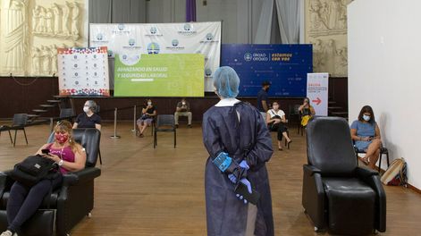 Búsqueda | Comienzo de la vacunación contra el Covid-19 en Uruguay en 2021. Foto: Pablo La Rosa / adhocFOTOS