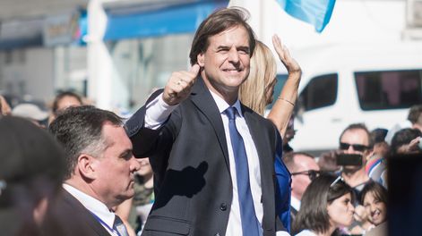 Presidente Luis Lacalle Pou el día de su asunción, con Alejandro Astesiano custodiándolo