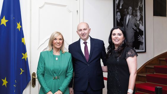 La vicepresidenta de la República Beatriz Argimón, embajador de la Unión Europea Paolo Berizzi y Zaira Spina La vicepresidenta de la República Beatriz Argimón, embajador de la Unión Europea Paolo Berizzi y Zaira Spina