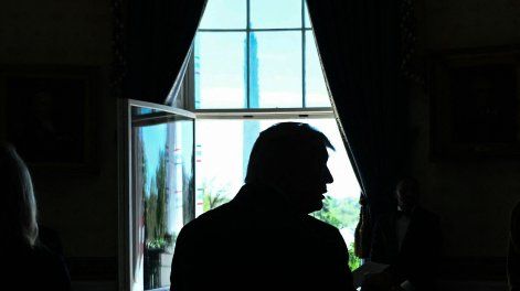 El presidente estadounidense Donald Trump se encuentra en el Salón Azul antes de salir al balcón para dirigirse a la multitud durante la tradicional búsqueda de huevos de Pascua en el jardín sur de la Casa Blanca, el 6 de abril de 2026, en Washington, D.C. El presidente estadounidense Donald Trump se encuentra en el Salón Azul antes de salir al balcón para dirigirse a la multitud durante la tradicional búsqueda de huevos de Pascua en el jardín sur de la Casa Blanca, el 6 de abril de 2026, en Washington, D.C.