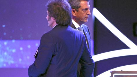 Los candidatos Javier Milei y Sergio Massa en el último debate presidencial. Foto: Tomás Cuesta / AFP