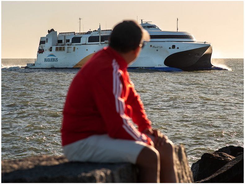 El buque Francisco entrando al Puerto de Montevideo.