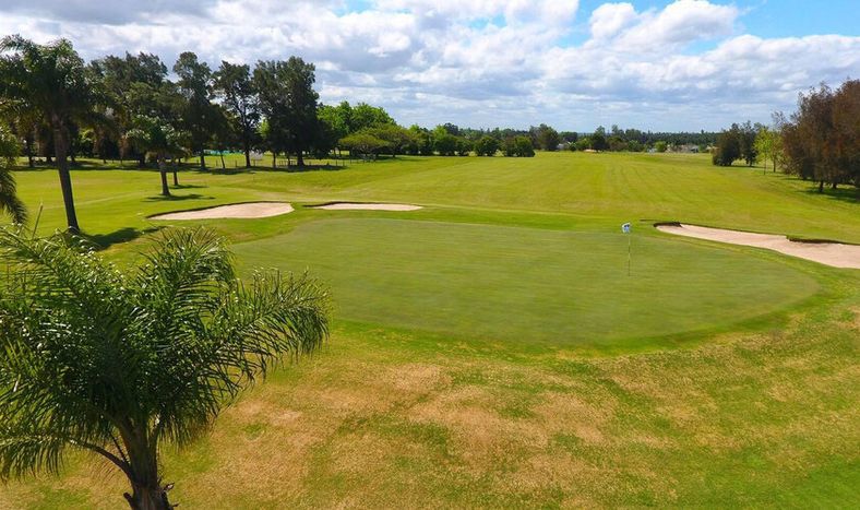 Imagen del green del hoyo 18 de La Tahona Golf Club Foto: buengolftour.com