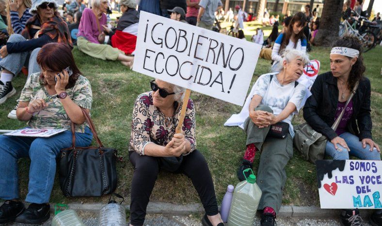 Entrega de firmas en el Ministerio de Ambiente contra la prospección sísmica, y movilización frente a Torre Ejecutiva, de la Asamblea por un Mar Libre de Petroleras, 15 de diciembre de 2025.