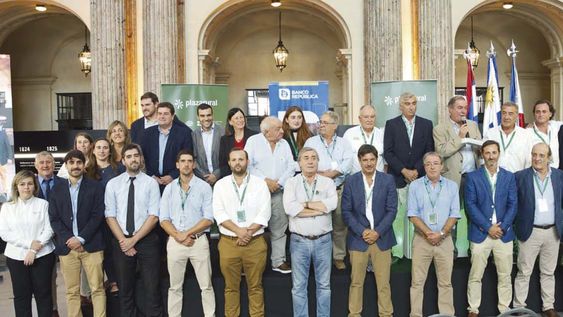 Integrantes del Banco República y Plaza Rural en el remate aniversario que se realizó en el Museo del Gaucho y la Moneda.