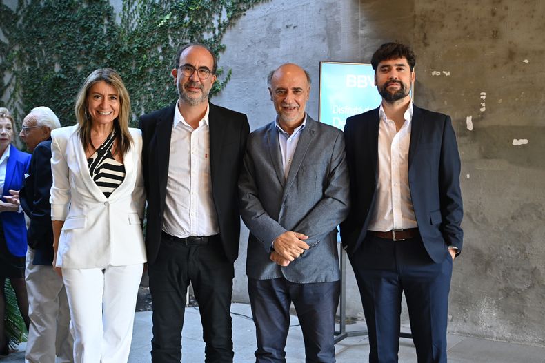 Gerenta comercial de Grupo Magnolio Karen Jawetz, director de Búsqueda Andrés Danza, Pablo Mieres y editor de IInformación general Martín Mocoroa