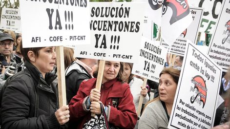 Protesta de los llamados “cincuentones”. Foto: Javier Calvelo / adhocFOTOS