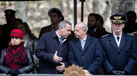 Álvaro Delgado y Javier García durante el acto en conmemoración por el 193° aniversario de la Jura de la Constitución. Foto: Mauricio Zina / adhocFOTOS