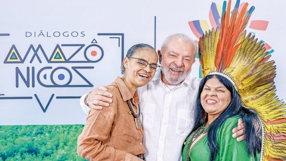 El presidente de Brasil Luiz Inácio Lula da Silva con la ministra de Medioambiente Marina Silva y la ministra indígena Sônia Guajajara, después de una entrevista que ofrecieron en el marco de la Cumbre Amazónica 2023 en Belém do Pará. Foto: Rica