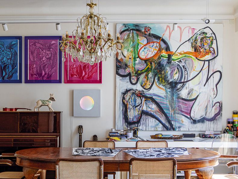 Sillas Cesca de Marcel Breuer para Thonet rodean la mesa de comedor heredada de su suegra. Sobre la pared, una obra de Juan Becu: Es un artista que me encanta.