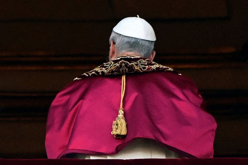 León XIV, Robert Prevost, aparece por primera vez en el balcón de la logia central de la Basílica de San Pedro después de que los cardenales finalizaran el cónclave en el Vaticano el 8/5/2025