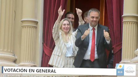 Karina Milei (i) celebra junto al jefe de gabinete Manuel Adorni este viernes, tras la aprobación de la reforma laboral en Buenos Aires.