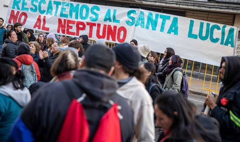 Manifestación del sindicato de OSE en contra del Proyecto Neptuno, en el edificio central de OSE, en Montevideo