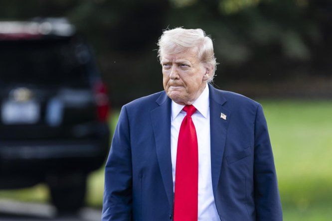 Donald Trump sale de la Casa Blanca rumbo a Nueva York, en Washington D.C., EE.UU., el 11 de setiembre de 2025.