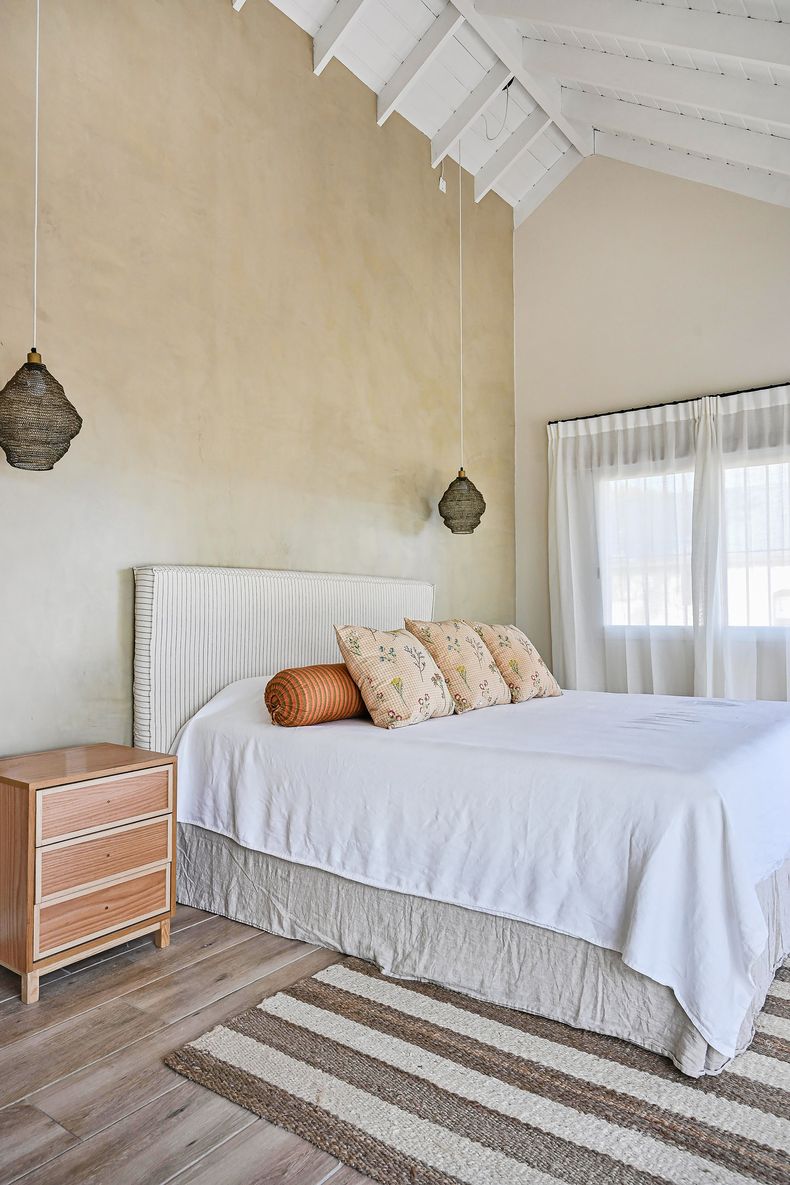 La integración cultural de la familia se traspasa a la decoración para combinar el estilo de vida y elementos decorativos de España y Reino Unido, de donde es originario Dan, con la personalidad uruguaya de Tatiana. Muchas piezas clave, telas, lámparas, griferías, pomos o almohadones, son europeos y nacionales.