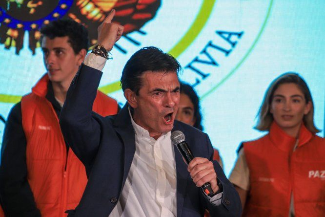 El senador centrista Rodrigo Paz Pereira pronuncia un discurso este domingo, en La Paz (Bolivia).