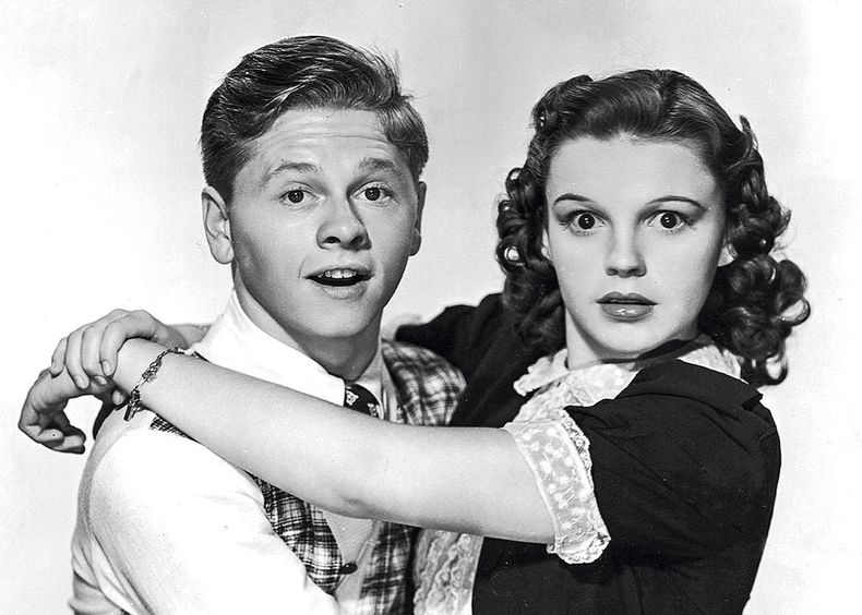 Mickey Rooney fue compañero de reparto habitual de Judy Garland y fue también su primer amor, aunque nunca se concretó.