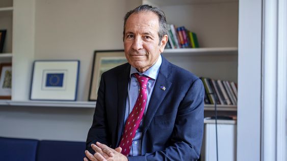 Embajador de la Unión Europea en Montevideo, Petros Mavromichalis. Embajador de la Unión Europea en Montevideo, Petros Mavromichalis.