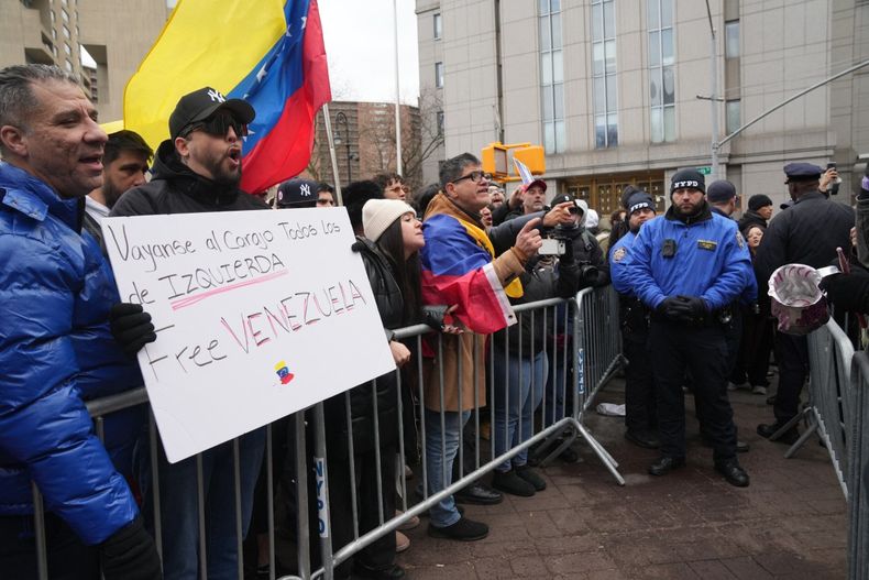 Simpatizantes y opositores a Nicolás Maduro se manifestaron el lunes ante el juzgado de Nueva York donde comenzó el juicio al exlíder venezolano.