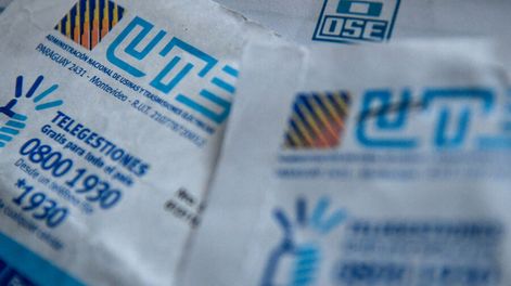 Facturas de UTE y OSE. Foto: Javier Calvelo / adhocFOTOS