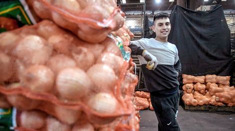 Las cebollas y otras verduras se abarataron en la primera quincena de agosto. Foto: Javier Calvelo / adhocFOTOS
