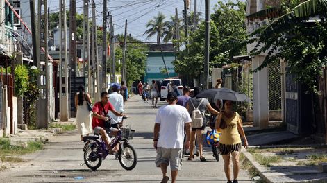 Personas caminan por una calle en la Habana (Cuba).&nbsp;
