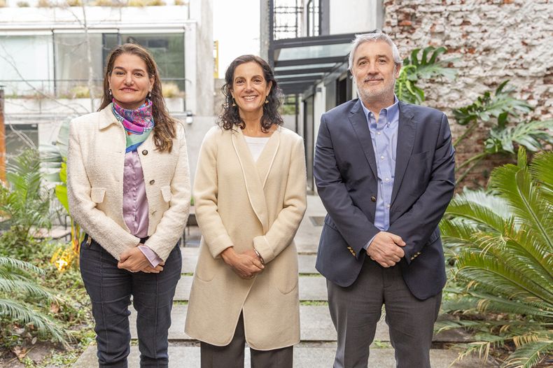 El equipo económico: directora de política económica Marcela Bensión, ministra Azucena Arbeleche y subsecretario Alejandro Irastorza