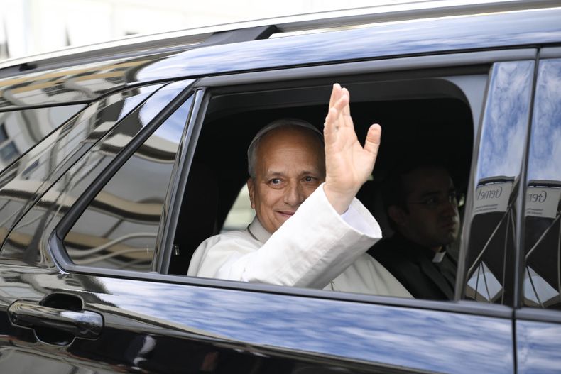 Después de cinco días ingresado por la operación de un tumor canceroso y el posterior postoperatorio, León XIV recibió el alta hospitalaria y regresó al Vaticano.
