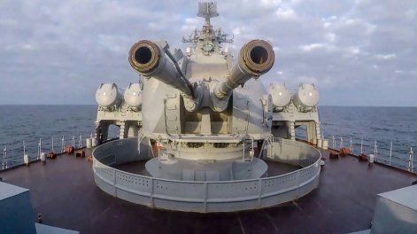Torreta de un buque ruso durante unas maniobras navales en el mar Negro, frente al puerto de Sebastopol, en Crimea.