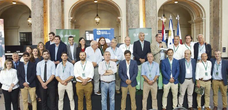 Integrantes del Banco República y Plaza Rural en el remate aniversario que se realizó en el Museo del Gaucho y la Moneda.