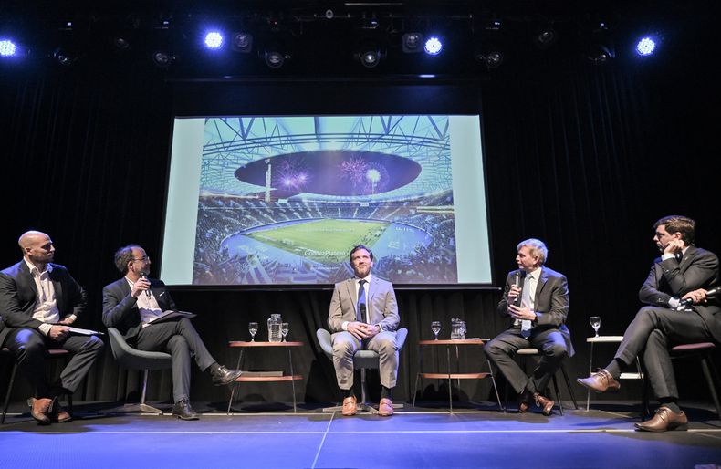 Juan Pittaluga, director periodístico de Búsqueda Andrés Danza, presidente de la Conmebol Alejandro Domínguez, secretario Nacional del Deporte Sebastián Bauzá y presidente de AUF Ignacio Alonso