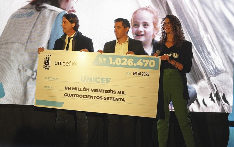 Presidente de la Asociación Uruguaya de Fútbol Ignacio Alonso,integrante del Comité Ejecutivo de la AUF Matías Pérez e Isa González,responsable de Generación de Recursos de Unicef en Uruguay