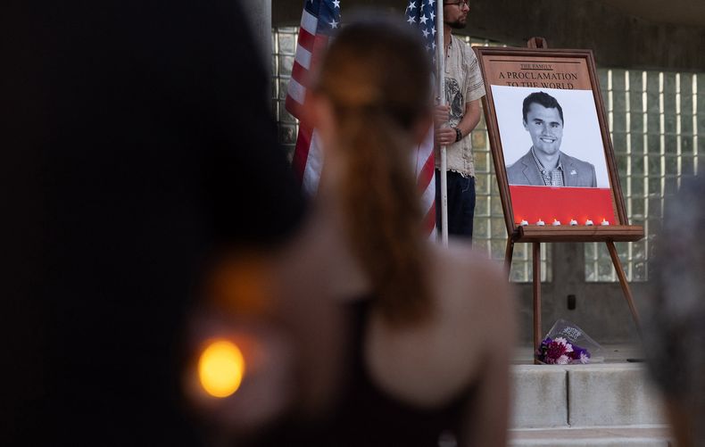 Personas asisten a una vigilia en memoria del joven activista e influencer conservador Charlie Kirk.