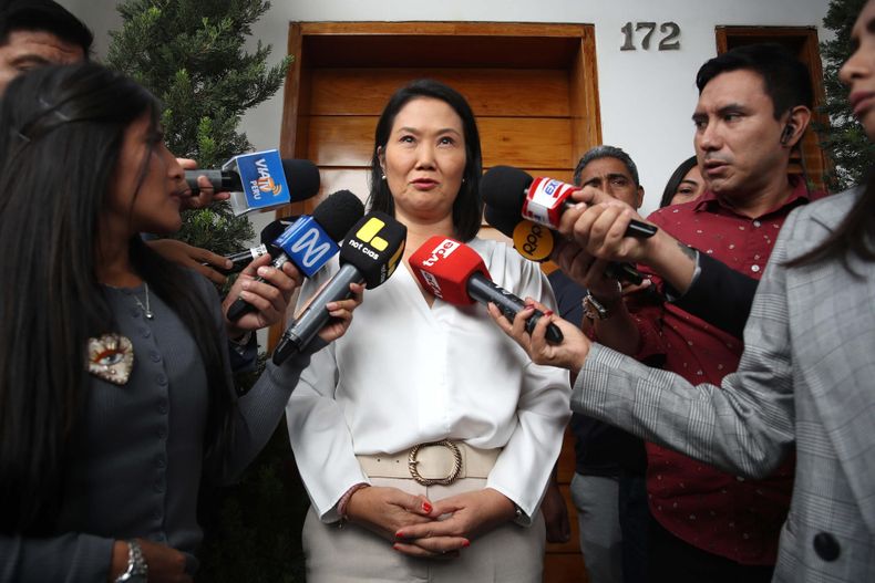 La candidata derechista Keiko Fujimori habla con periodistas este miércoles, en Lima (Perú).